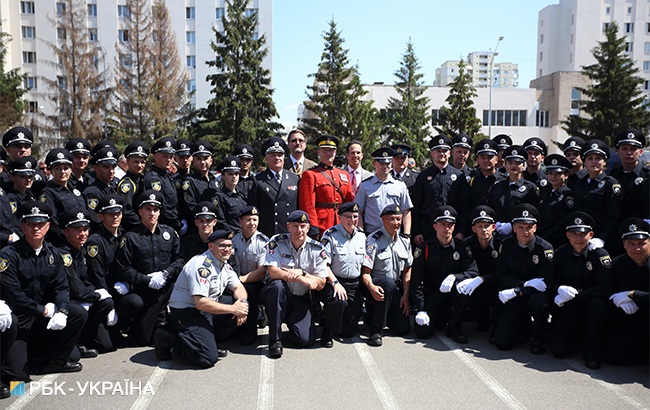 &quot;Стальная дисциплина&quot;: фоторепортаж с первого выпуска Академии патрульной полиции в Киеве